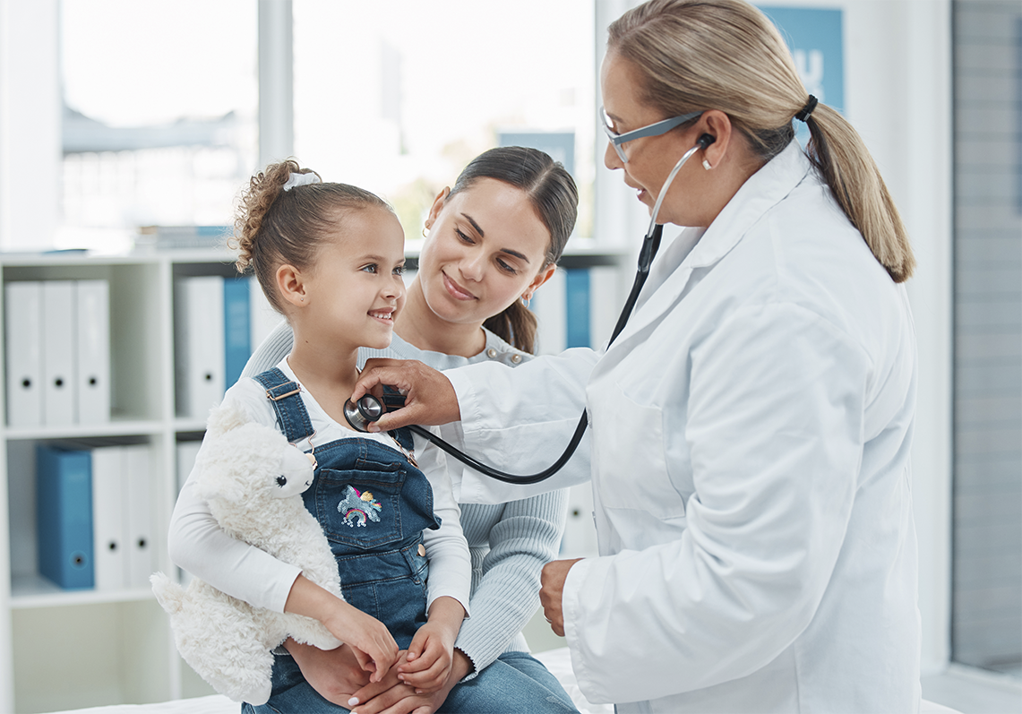 Médica atendendo criança